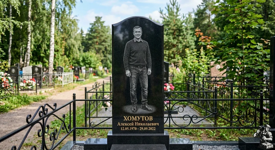 pamyatnik-khomutov-aleksey-nikolaevich